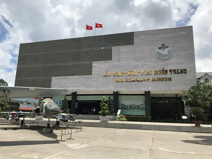 ミリタリー好き必見！戦争証跡博物館とヤンシン市場を回るコース