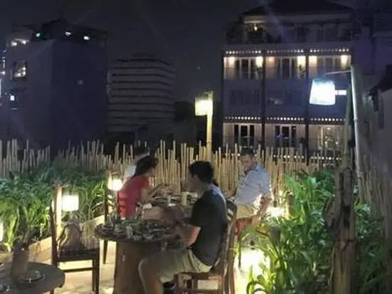 山岳民族の家で食べるベトナム料理