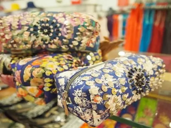 ドンコイ通り！拘りのディテールと上質な生地が外国人に人気