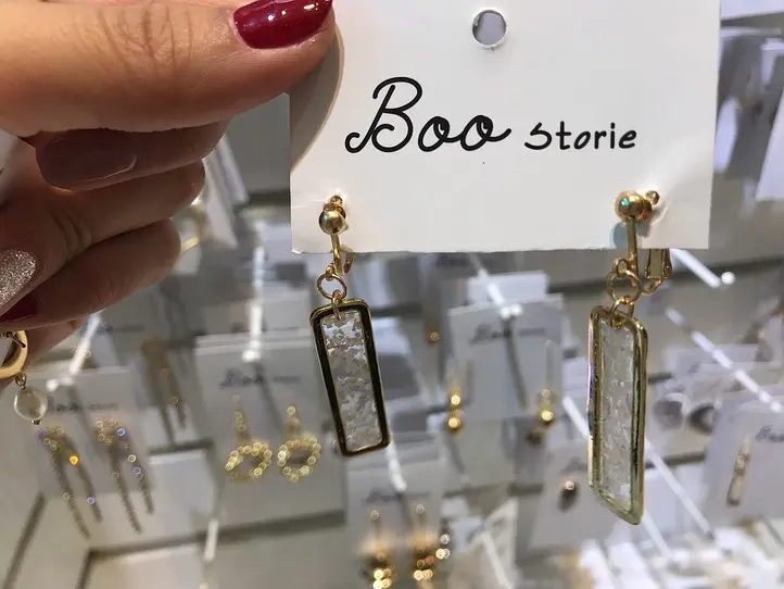 タンソンニャット空港近くの裏路地でゲット！コスパ抜群のアクセサリー専門店〜Boo Storie