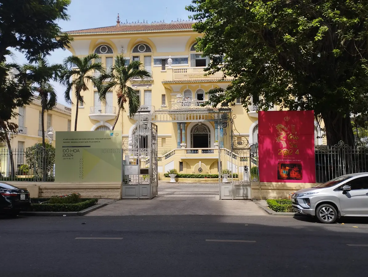 ベンタイン市場から２分歩いて芸術とローカルグルメに出会う