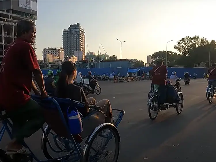 サイゴン・ブルー・トラベル