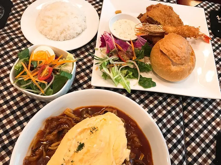 店内喫煙可！懐かしい雰囲気が漂うホーチミン市の日系洋食店〜The First Bar〜