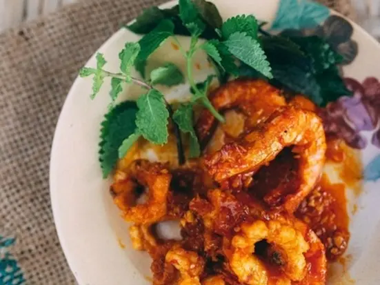 山岳民族の家で食べるベトナム料理