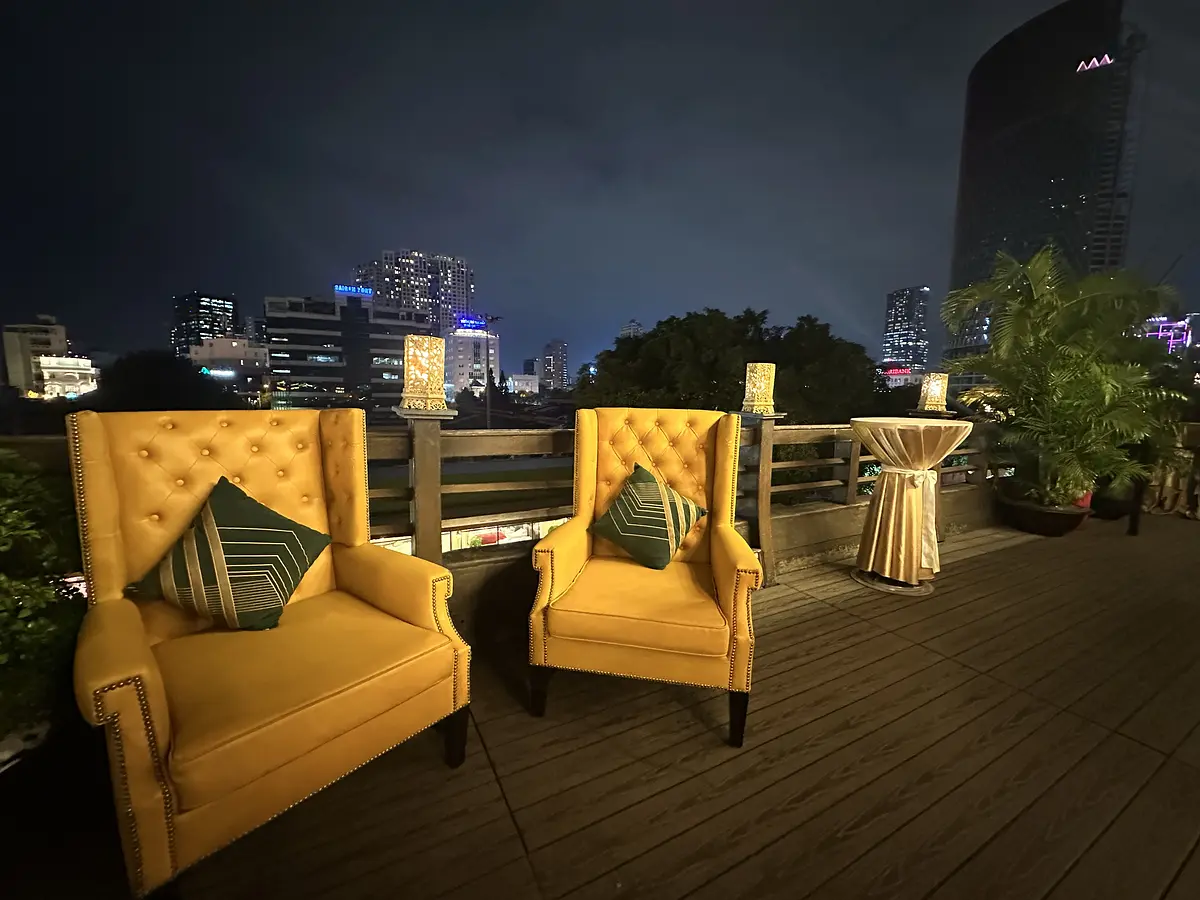 カウントダウン花火！ – Elisa Floating Restaurantのスペシャルディナーと絶景ホーチミン