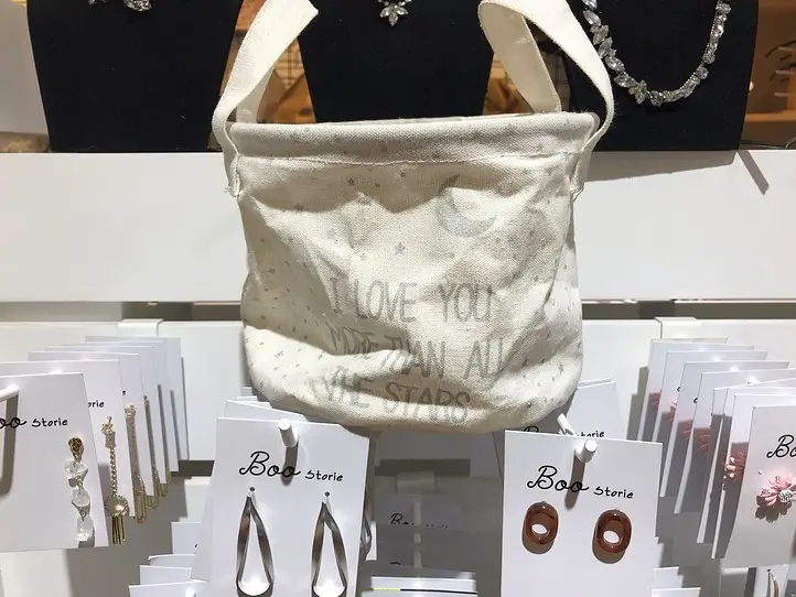 タンソンニャット空港近くの裏路地でゲット！コスパ抜群のアクセサリー専門店〜Boo Storie