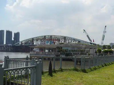 【2026年10月21日最新】サイゴン川歩道橋がついに合龍！いつ開通？バクダン公園から現地を見てきました