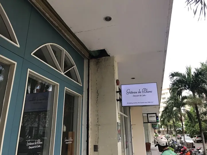 ホーチミン7区の人気店！クリームたっぷりのオムレットケーキが食べれる〜Gateau de blanc
