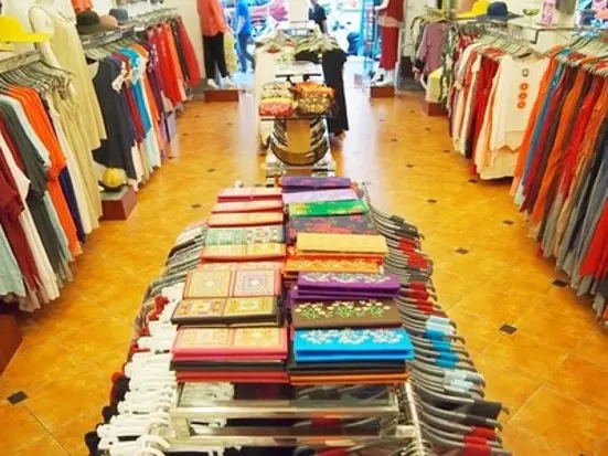 ドンコイ通り！拘りのディテールと上質な生地が外国人に人気