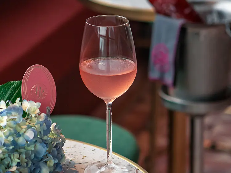 ピンク ・ラビット・ ルーフトップ ・バー