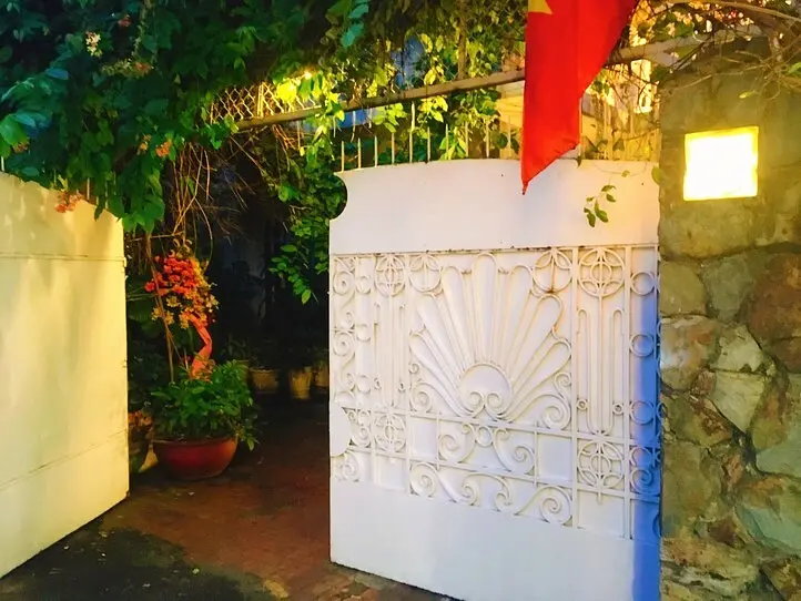 ホーチミンのアートスペース「クレイグ・トーマス・ギャラリー」の「DANCING WITH CHERRY BLOSSOMS」展