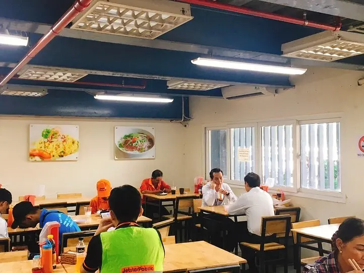 【タンソンニャット空港内】空港職員も通うベトナム料理店をご紹介