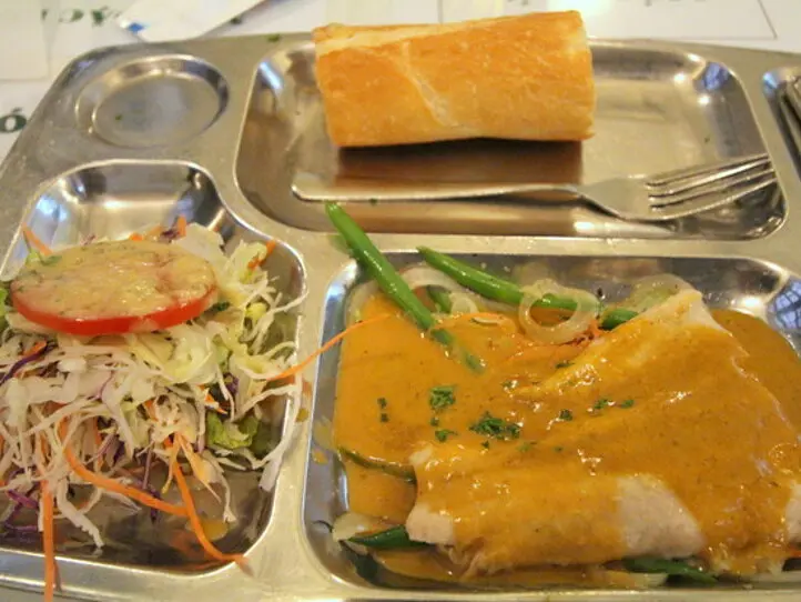 500円で食べられる5つ星のフランス料理店「レトワール」