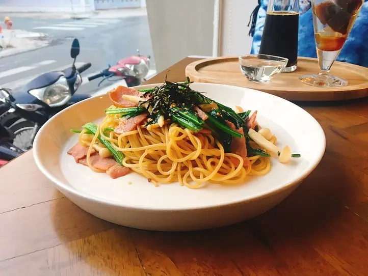 日本人経営の静かで落ち着けるカフェ「KAMAKURA」（カマクラ）