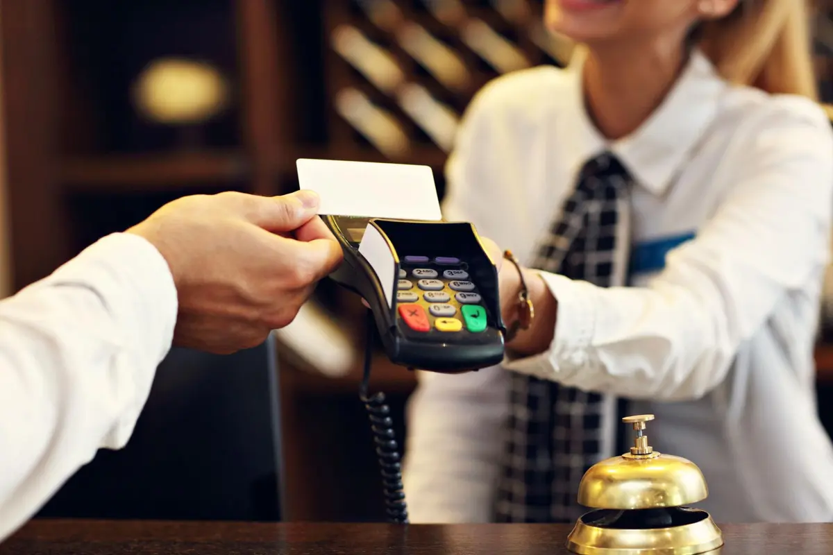 ホテルのチェックインで「デポジット」を求められた。いくら、何のため？