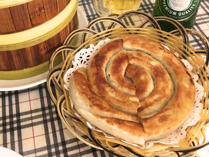 ホーチミンの中華街で、餃子を食べる