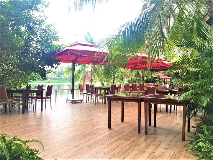 ビンタイン区の池のほとりにある景色がきれいなカフェ