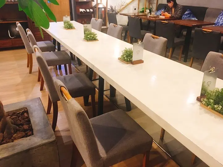 日本人経営の静かで落ち着けるカフェ「KAMAKURA」（カマクラ）