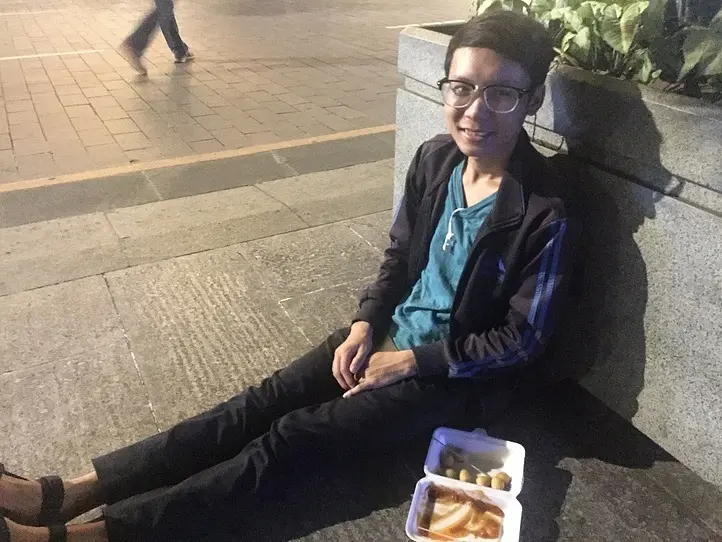 ベトナムのセンター街で座ってる人たちに何してるのか聞いてみた