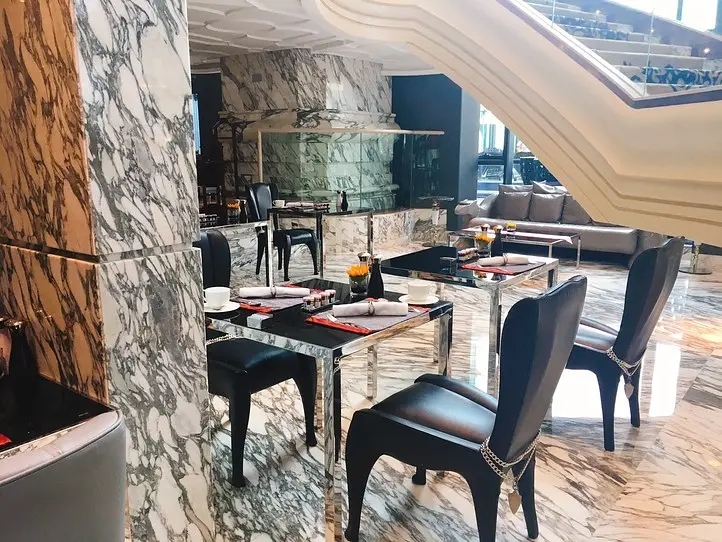 6つ星ホテル「ザ・レヴェリー・サイゴン」でアフタヌーンティーを