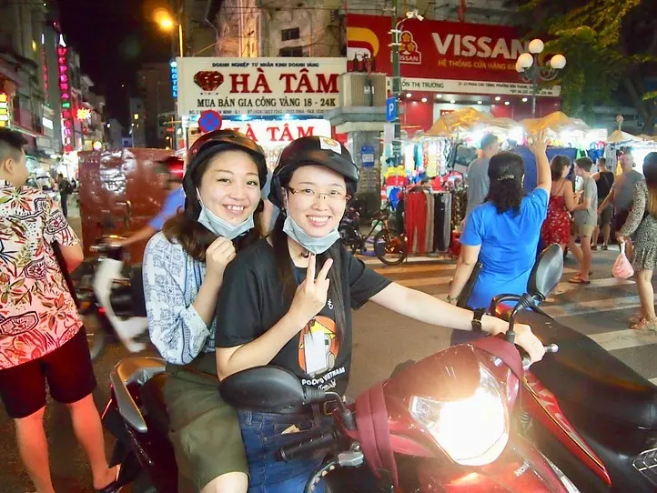 バイクで行く！ホーチミングルメツアー (4時間半)