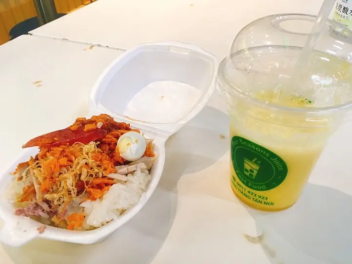 【タンソンニャット空港内】安くておいしいベトナムローカル料理店