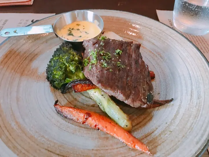 日本でブームの熟成肉！ベトナムのお得なランチで味わう～Stoker Woodfired Grill&Bar