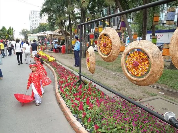 ベトナムの中秋節はみんなで月餅を