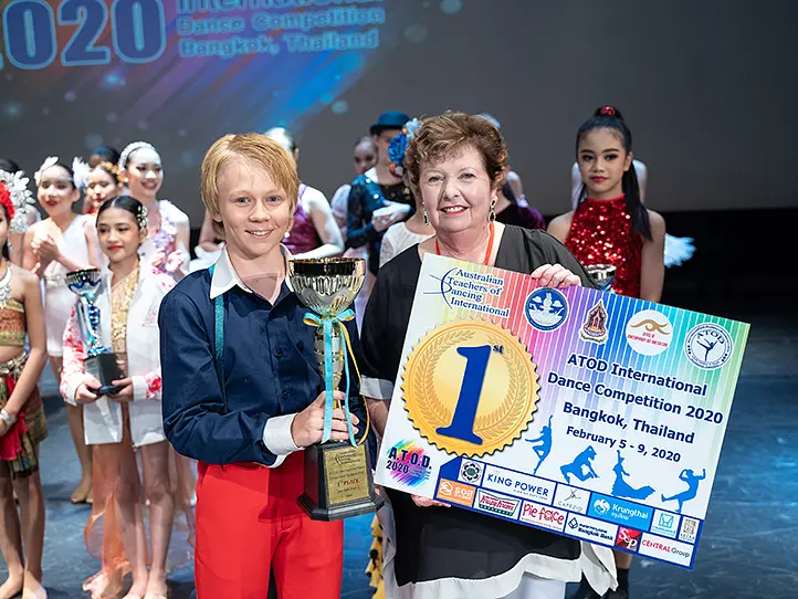 数々の賞を受賞するダンセンターとは？校長LINHにインタビュー