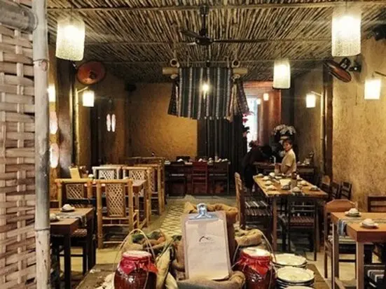 山岳民族の家で食べるベトナム料理