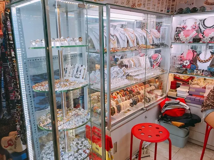 バラマキ土産ならココ！なんでも揃うお土産屋さん～Lucky Plaza