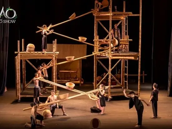 ベトナムの文化と伝統をアクロバティックに「アオショー」