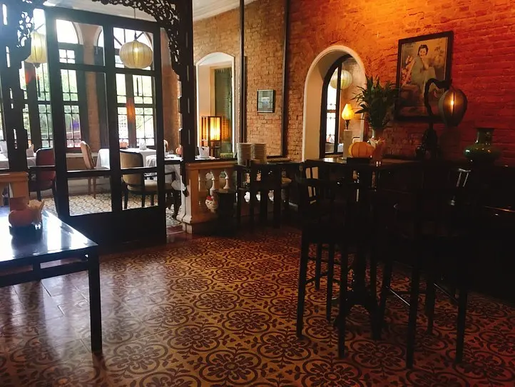 高級ベトナム料理レストラン「テンプル・クラブ」でディナーを