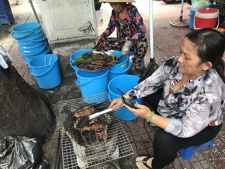 ホーチミン高島屋すぐ！路上で食べる麺料理〜Bun thit nuong(ブンティットヌン)〜