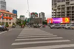 ノリボイ・オマカセ・ジャパニーズ・レストラン 広場エリアを横切ってレロイ通り (Le Loi) へ進みます。
