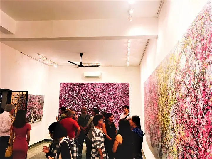 ホーチミンのアートスペース「クレイグ・トーマス・ギャラリー」の「DANCING WITH CHERRY BLOSSOMS」展