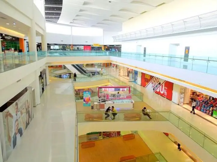 高級住宅街に建つクレセントモールに突入！