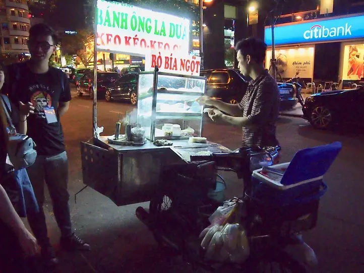 バイクで行く！ホーチミングルメツアー (4時間半)