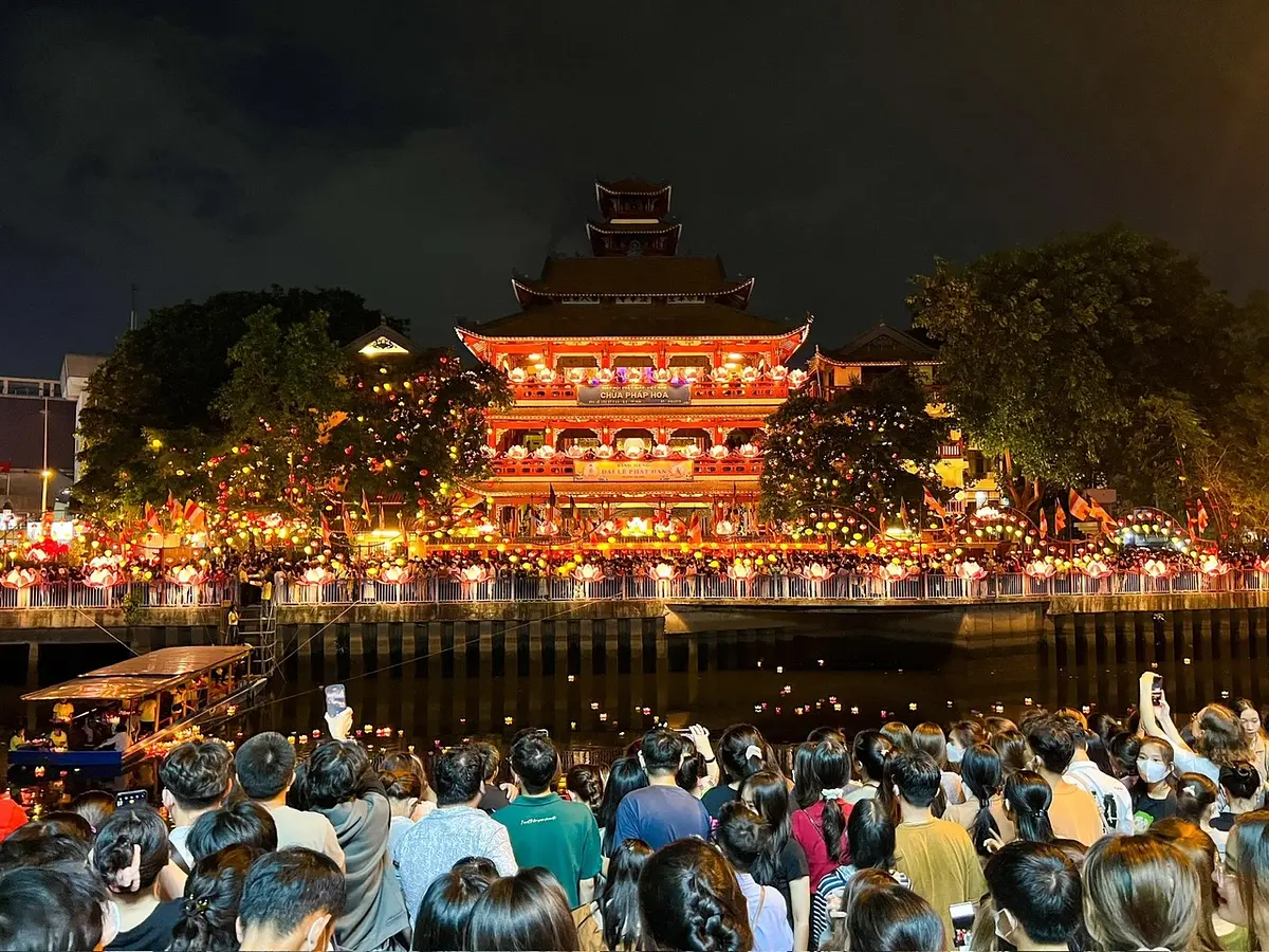 【2025年5月9日】ホーチミン花灯流し｜仏誕祭「ベサック」で幻想的な体験を