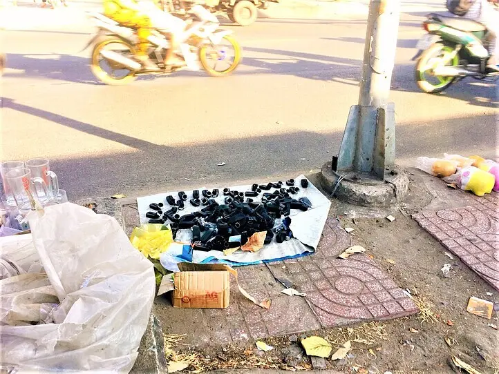 ホーチミンの路上ではあらゆるものが売られている