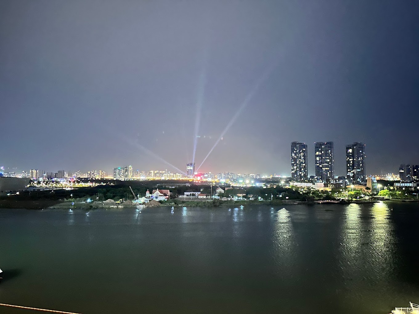 サイゴン川ディナークルーズツアー/ 日本語ガイド / ディナーショー・5つ星ホテルのバーのカクテル付き