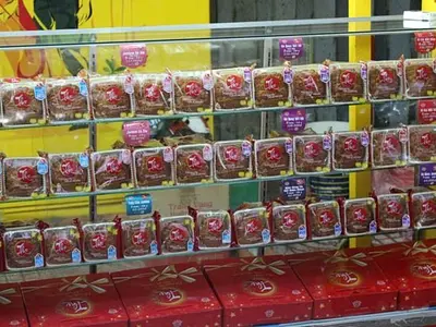 ベトナムの中秋節はみんなで月餅を