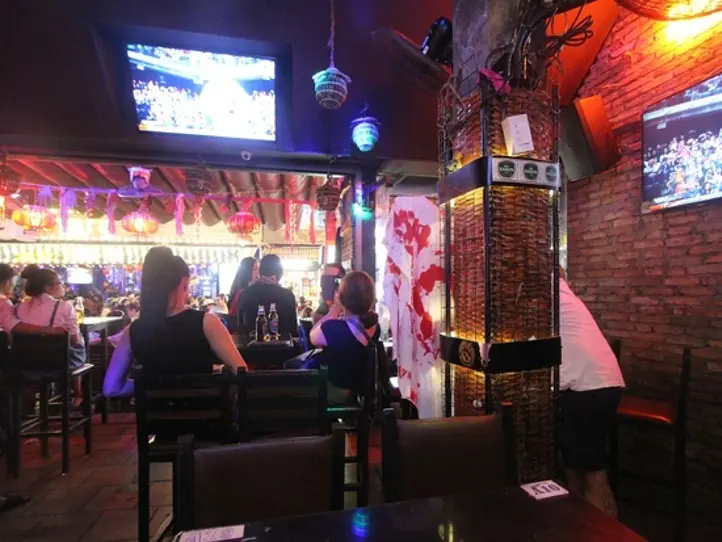 ももの女子旅日記：ベトナムのハロウィーンにバックパッカー街へ！？【第26話 / 連載4コマ漫画 】