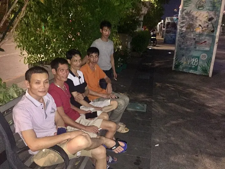 ベトナムのセンター街で座ってる人たちに何してるのか聞いてみた