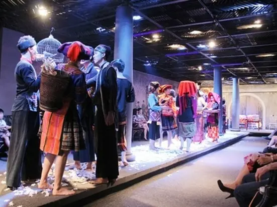 アオザイと文化、少数民族の暮らしの様子を舞台で表現