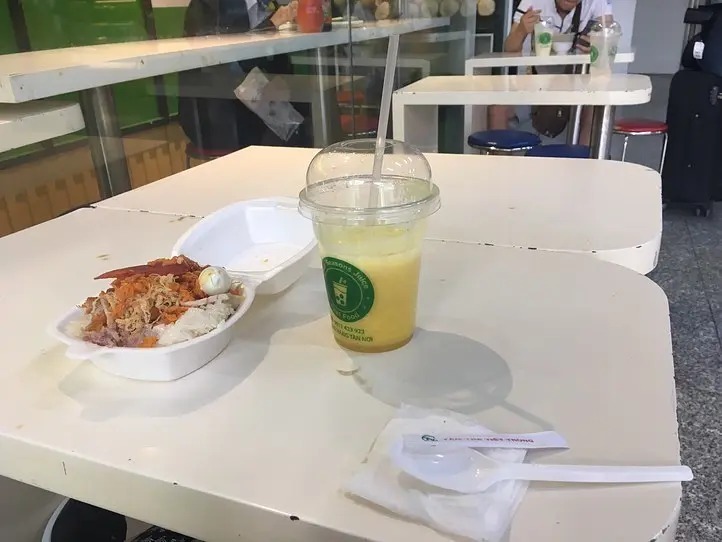 【タンソンニャット空港内】安くておいしいベトナムローカル料理店