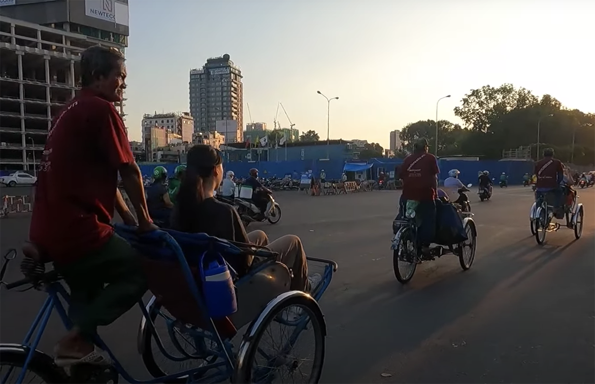 シクロに乗ろう！在住者おすすめの雑貨店を巡るツアー／マッサージ・アオザイオプション