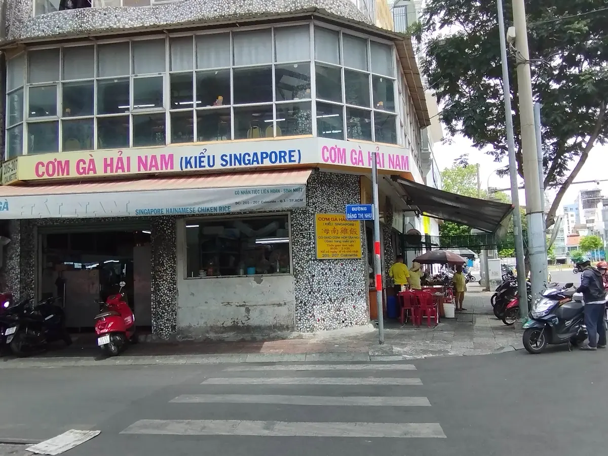 ベンタイン市場から２分歩いて芸術とローカルグルメに出会う