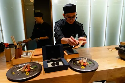 ホーチミンで“5万円の寿司” 板前はベトナム人、客席はアジアの富裕層——変わる「おまかせ」の意味