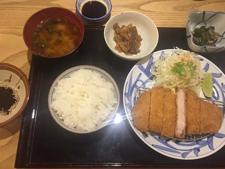 レタントンで美味しいトンカツを食べよう